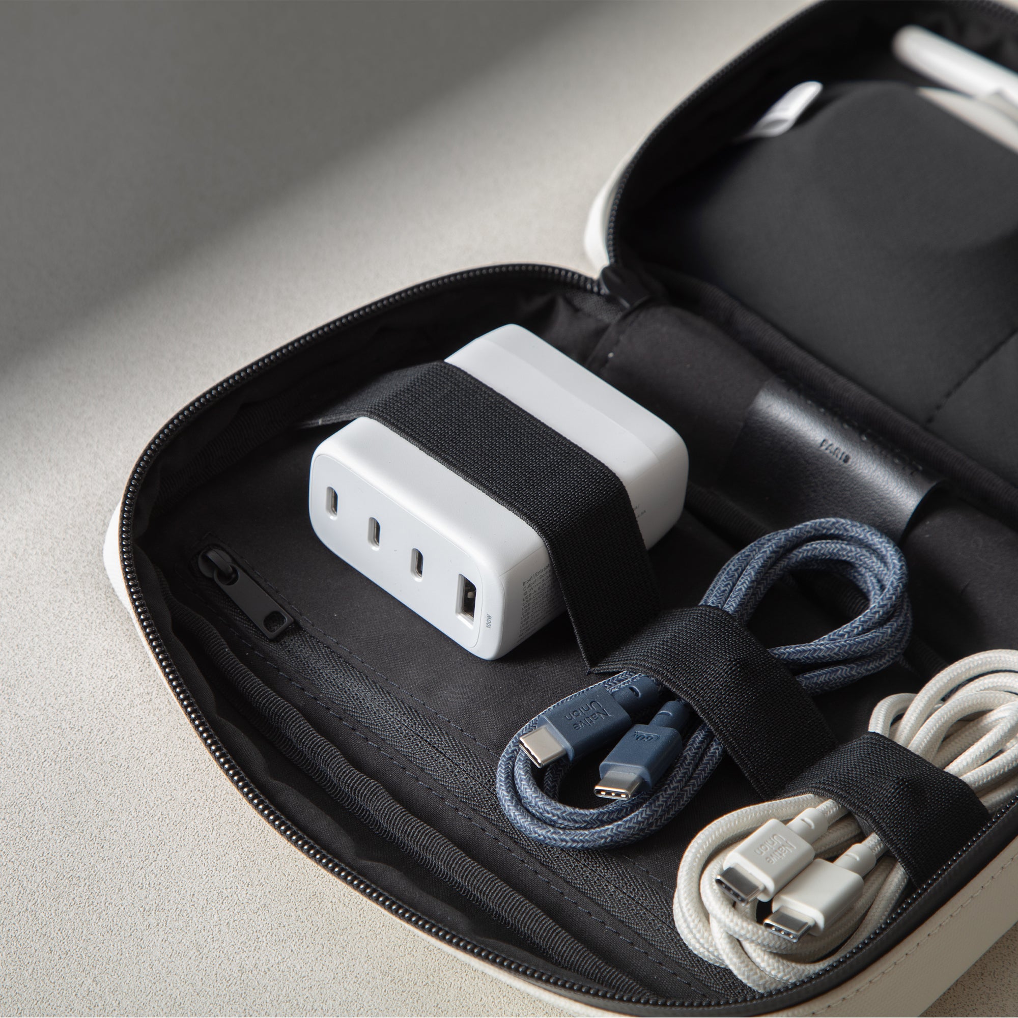 native-union-fast-gan-charger-pd-100w-chargeur-gan-compact-4-ports-3-usb-c-1-usb image 2