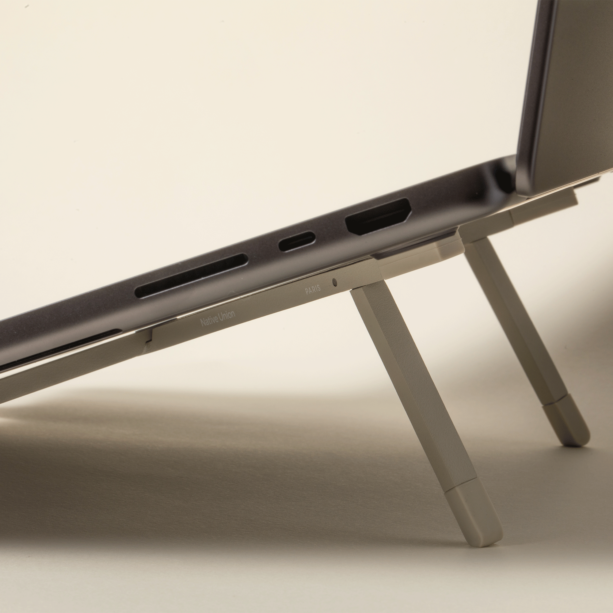 native-union-fold-laptop-stand-support-ordinateur-portable-pliable-en-aluminium- image 2