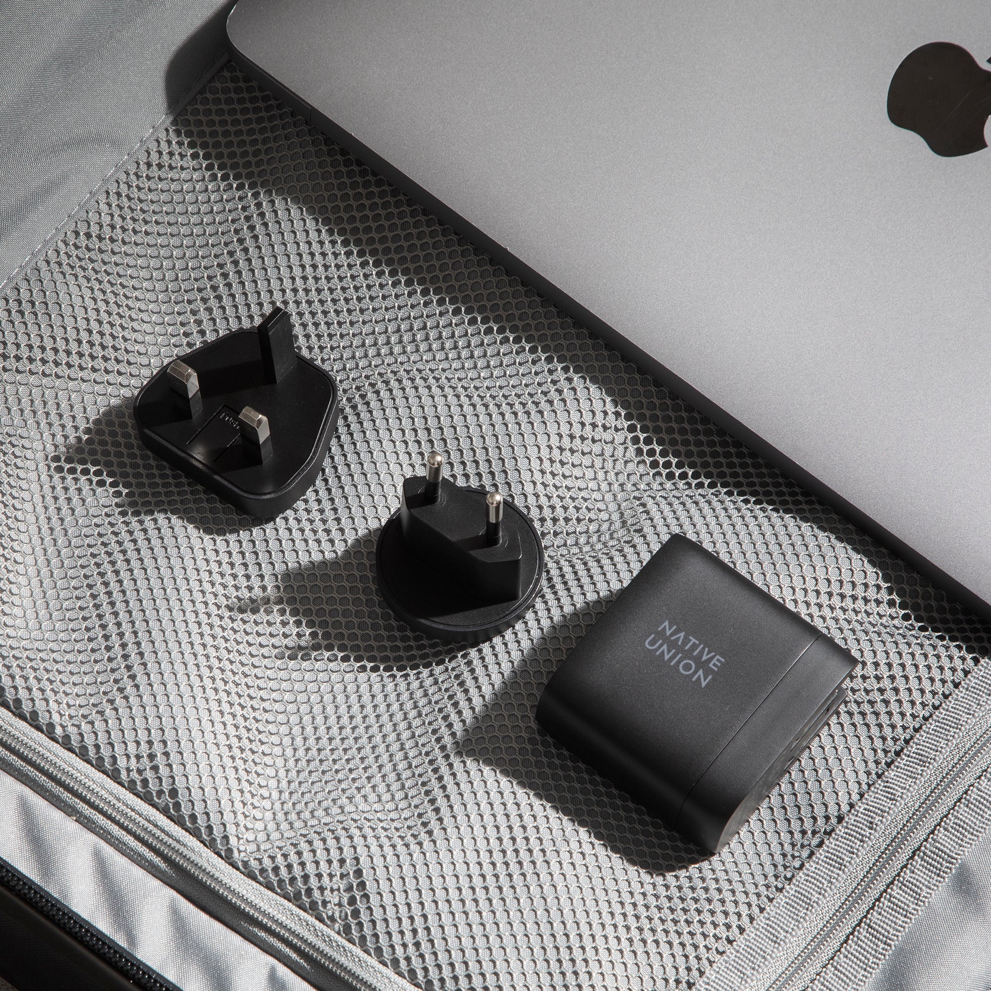 native-union-the-traveler-set-de-voyage-chargeur-gan-pd-67w-3-ports-belt-cable-d image 4
