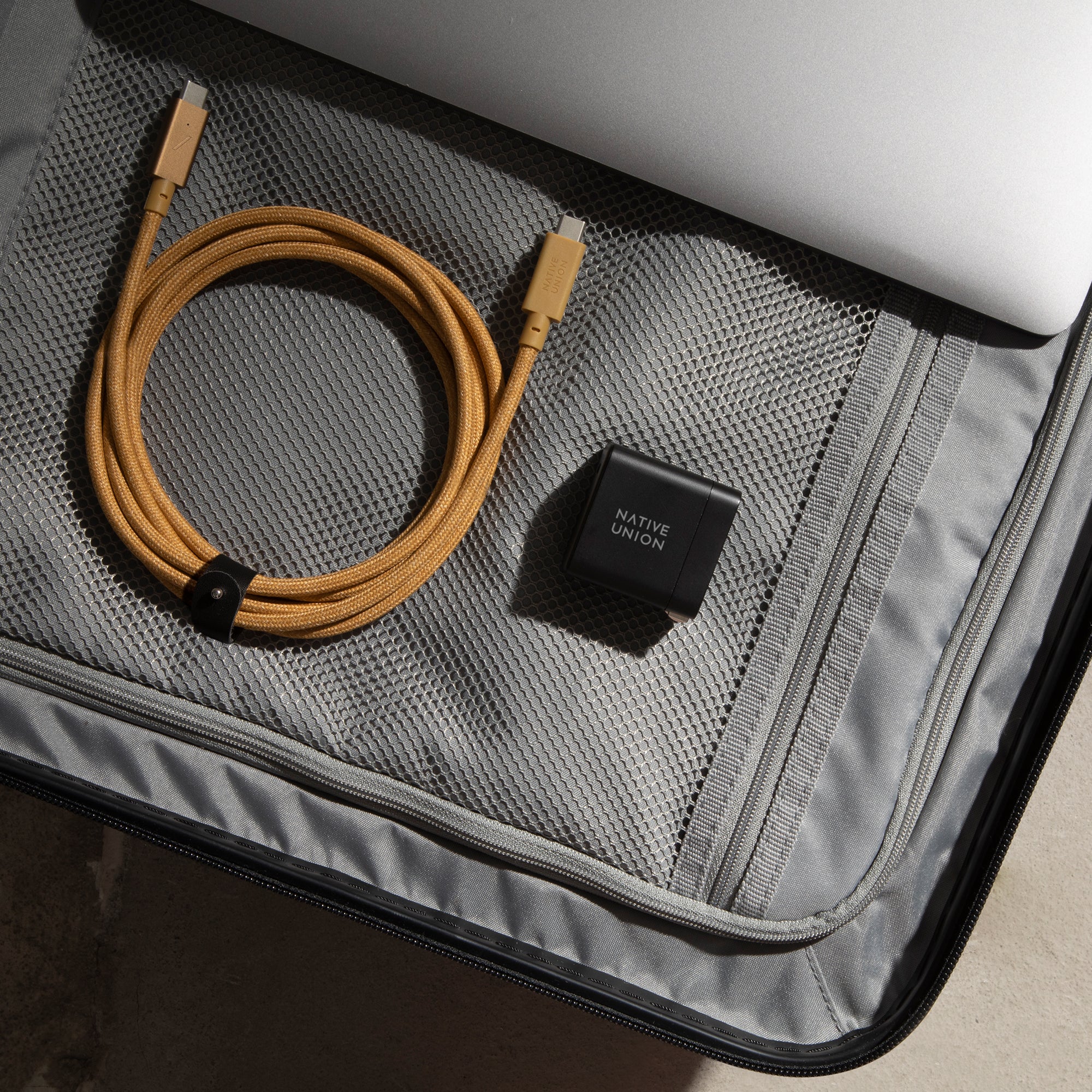 native-union-fast-gan-charger-pd-35w-chargeur-compact-2-usb-c-avec-r-partition-d image 2