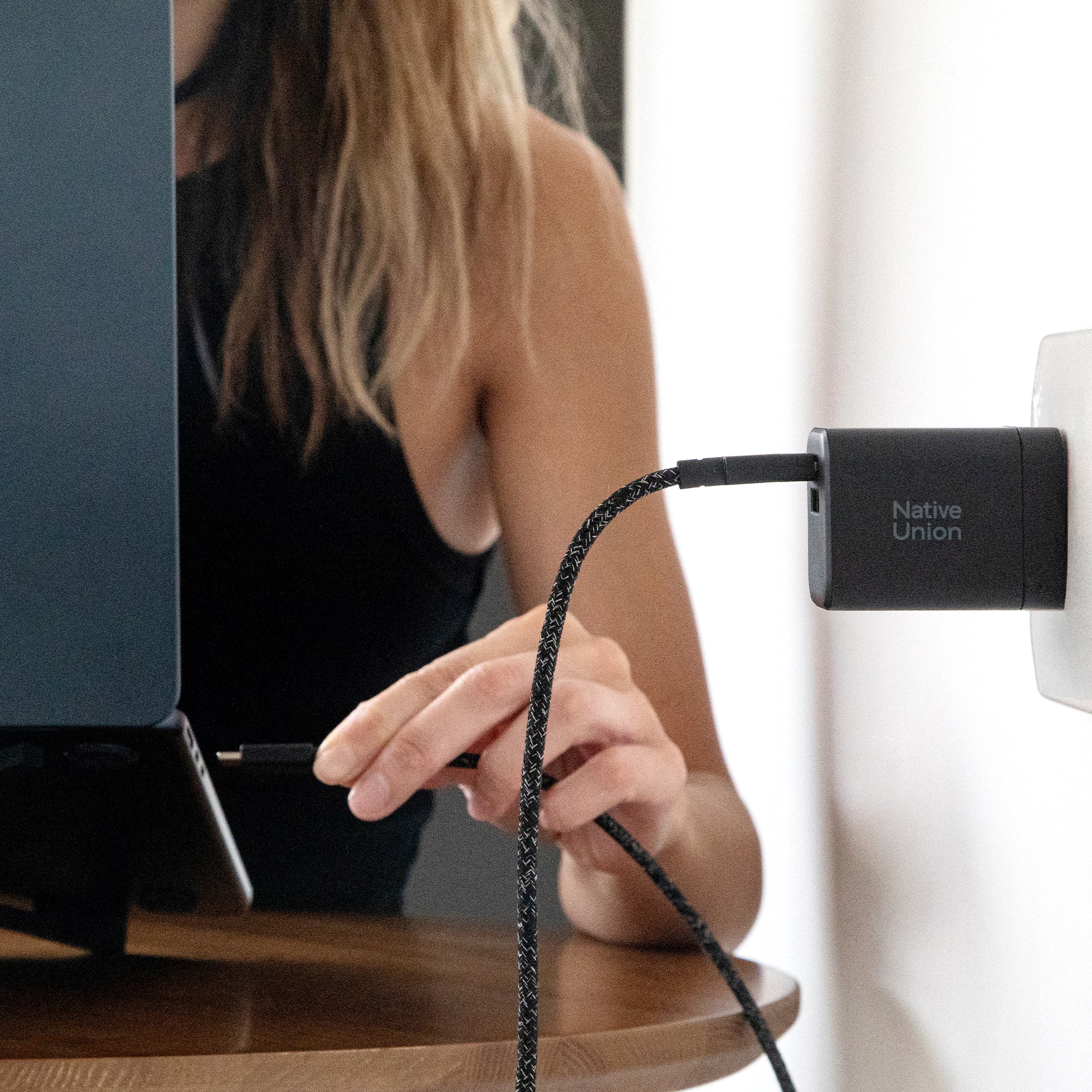 native-union-fast-gan-charger-pd-45w-1c-1a-chargeur-compact-usb-c-et-usb-a image 2