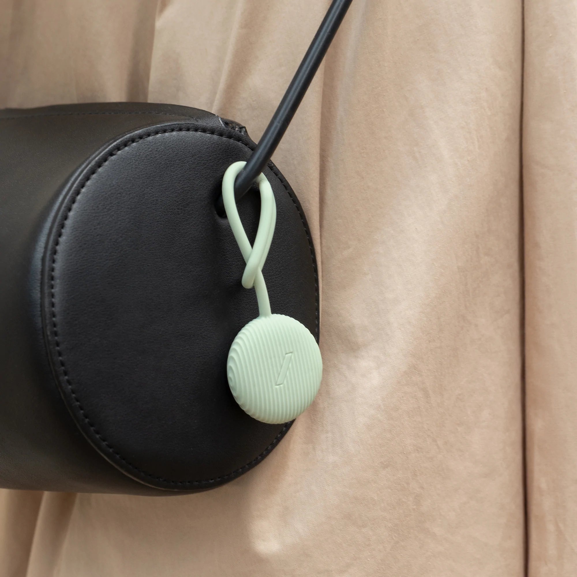 native-union-curve-airtag-loop-boucle-de-fixation-silicone-pour-airtag-sangle-fi image 8
