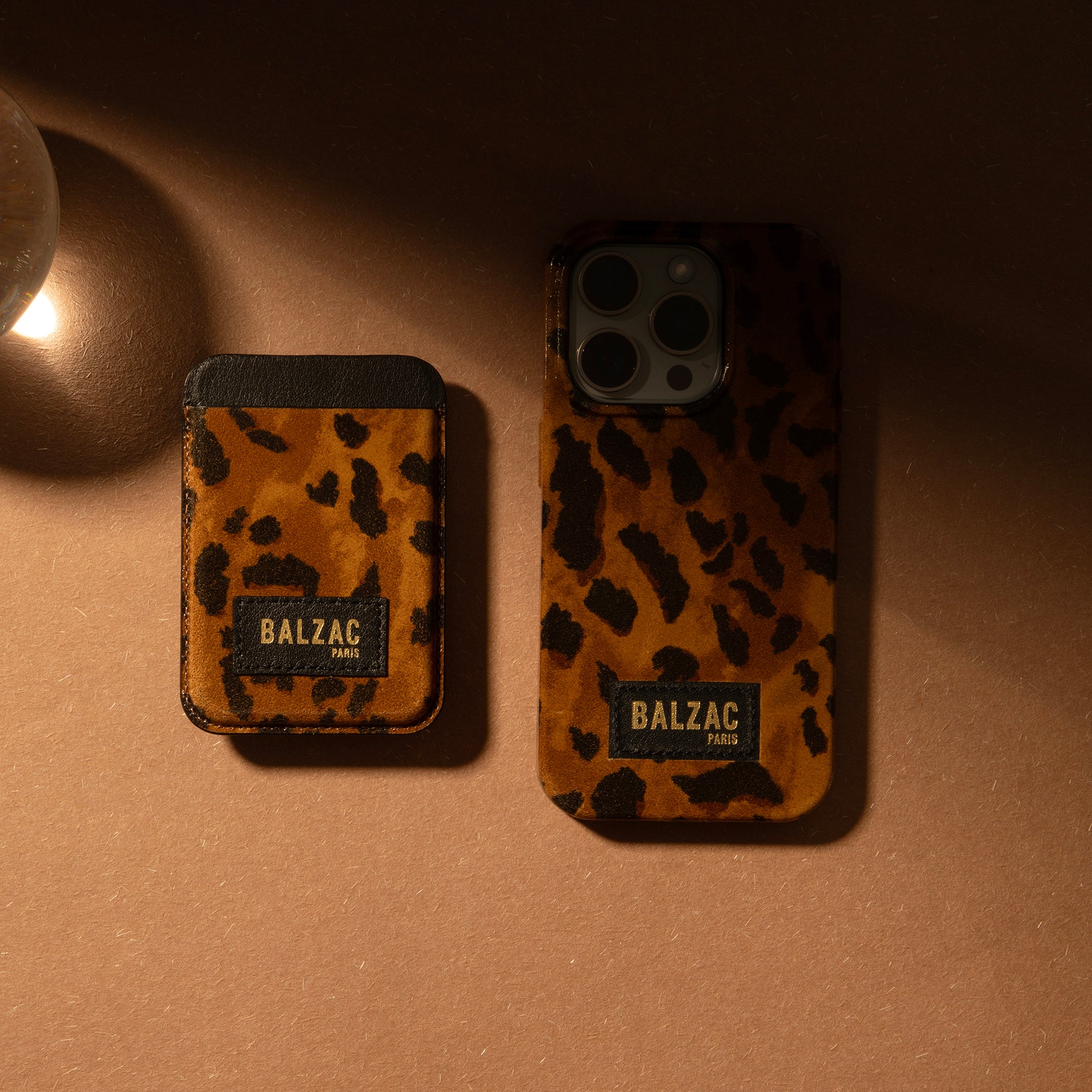 native-union-x-balzac-paris-cheetah-cappuccino-porte-cartes-magn-tique-magsafe-c image 4