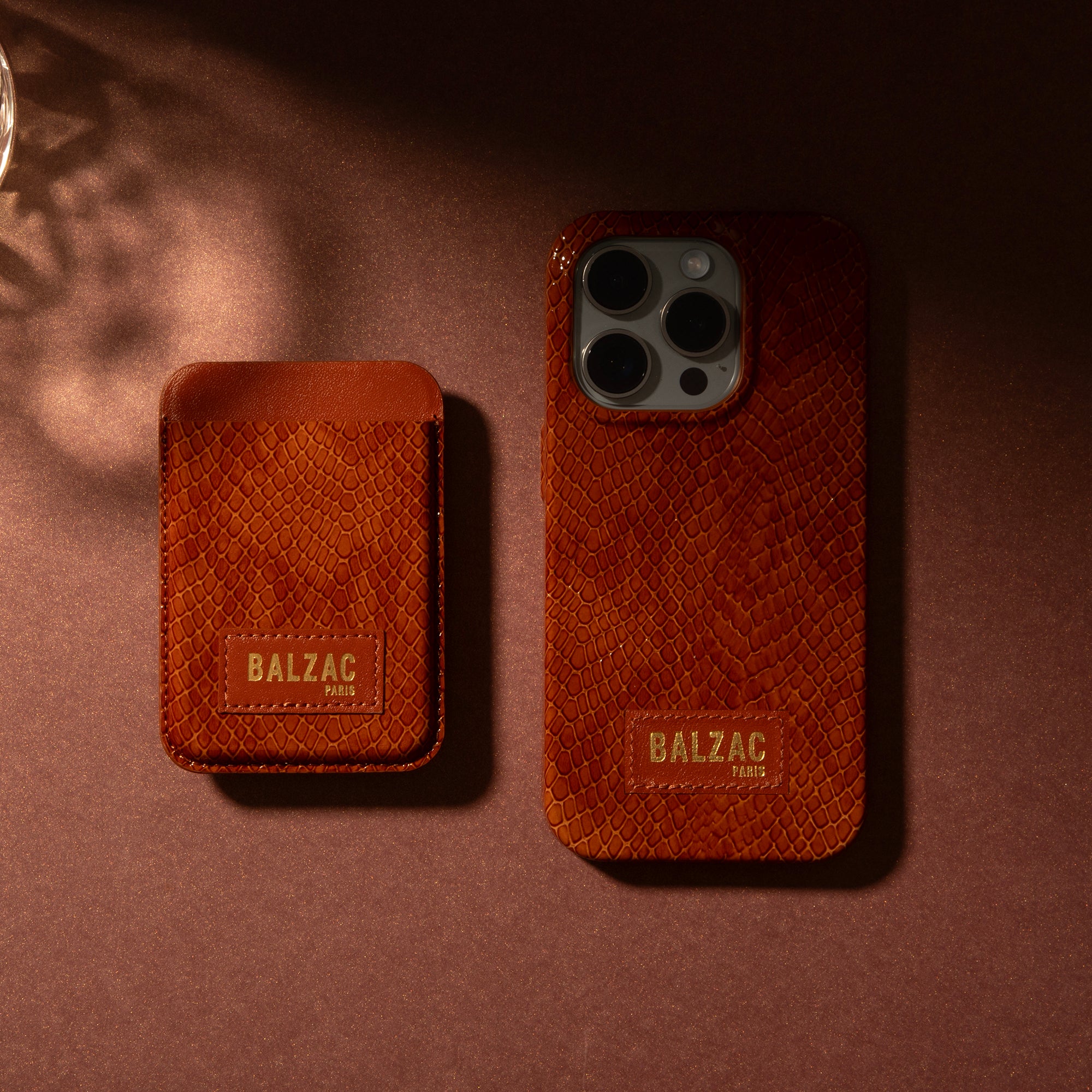 native-union-x-balzac-paris-embossed-cognac-coque-en-cuir-v-ritable-pour-iphone- image 2