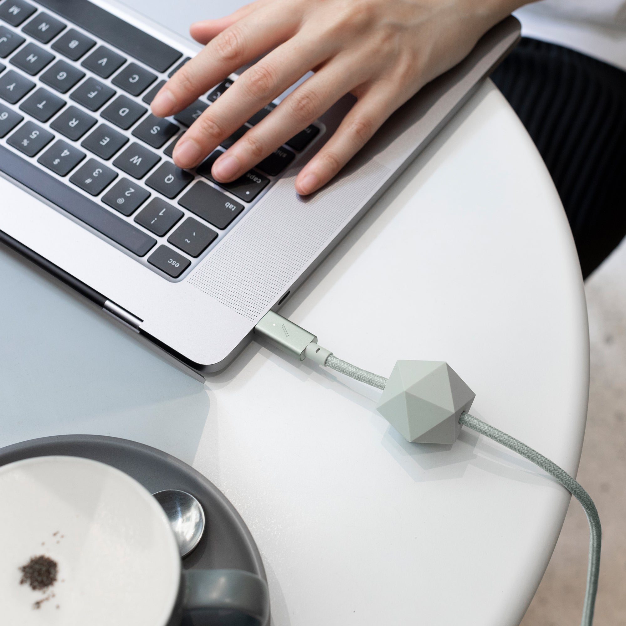native-union-desk-cable-usb-c-vers-usb-c-c-ble-de-charge-100-w-2-4-m-avec-ancre- image 6