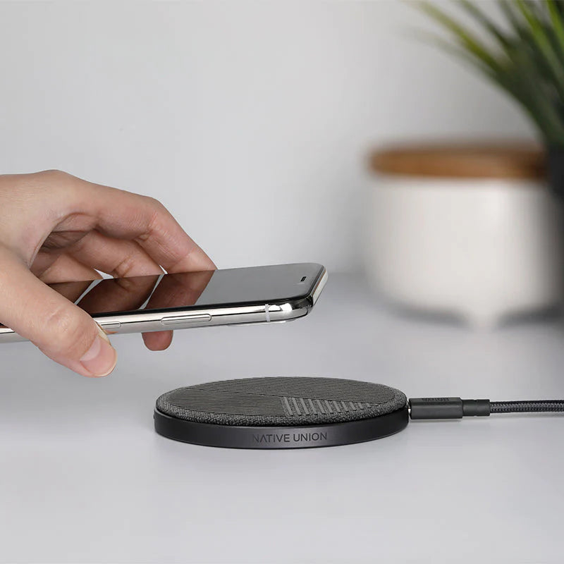 native-union-drop-wireless-charger-chargeur-sans-fil-qi-design-avec-base-en-alum image 7