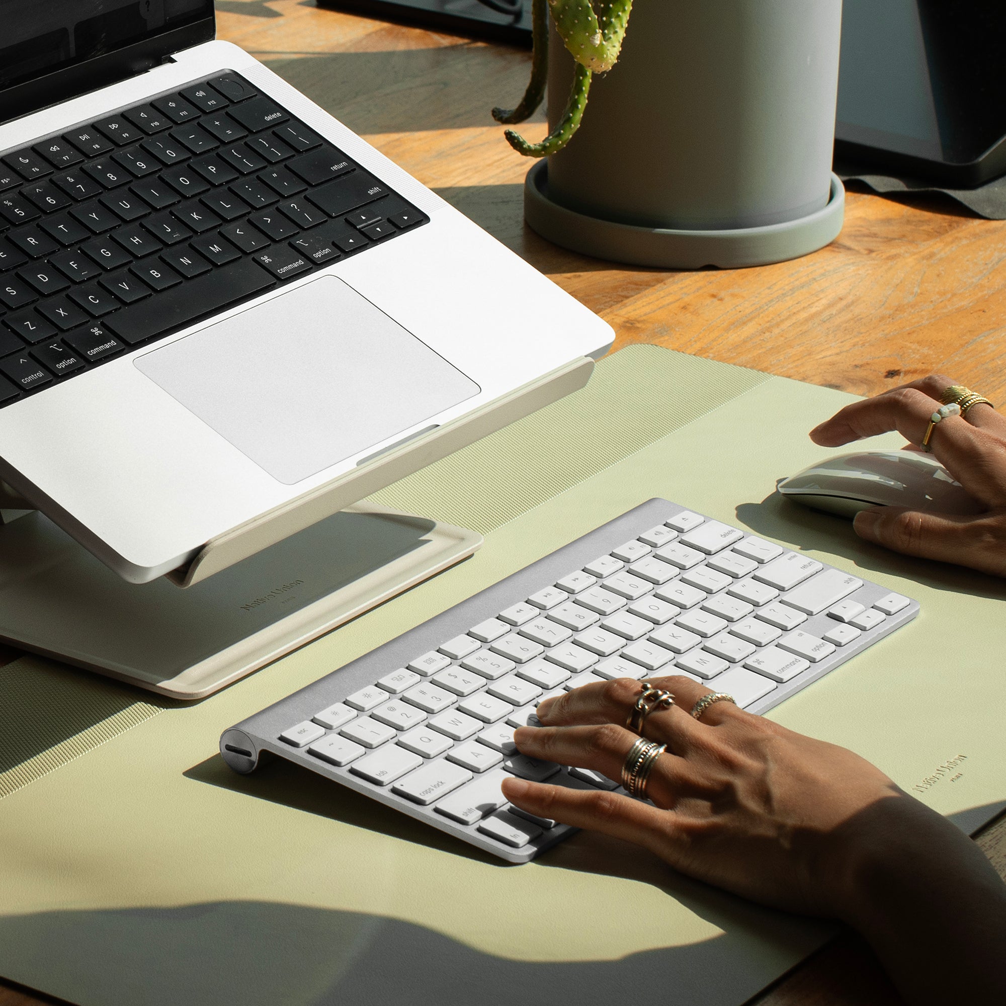 native-union-the-perfect-desk-set-support-d-ordinateur-portable-r-glable-et-tapi image 4