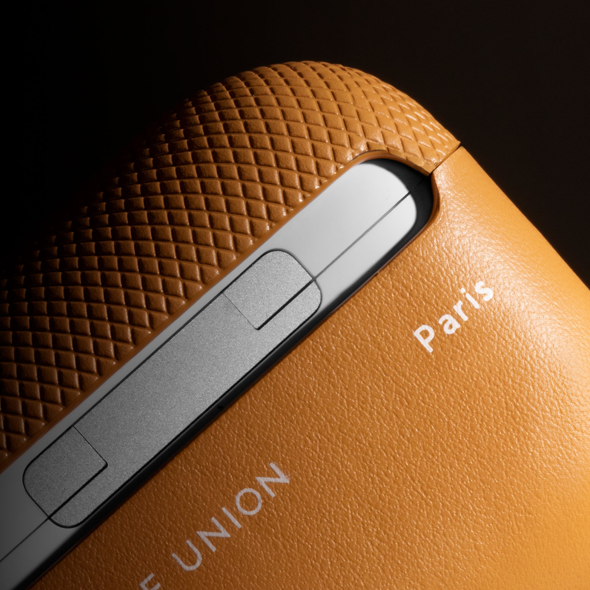 native-union-re-classic-case-airpods-pro-gen-1-2-tui-fin-en-mat-riau-v-g-tal-yat image 8