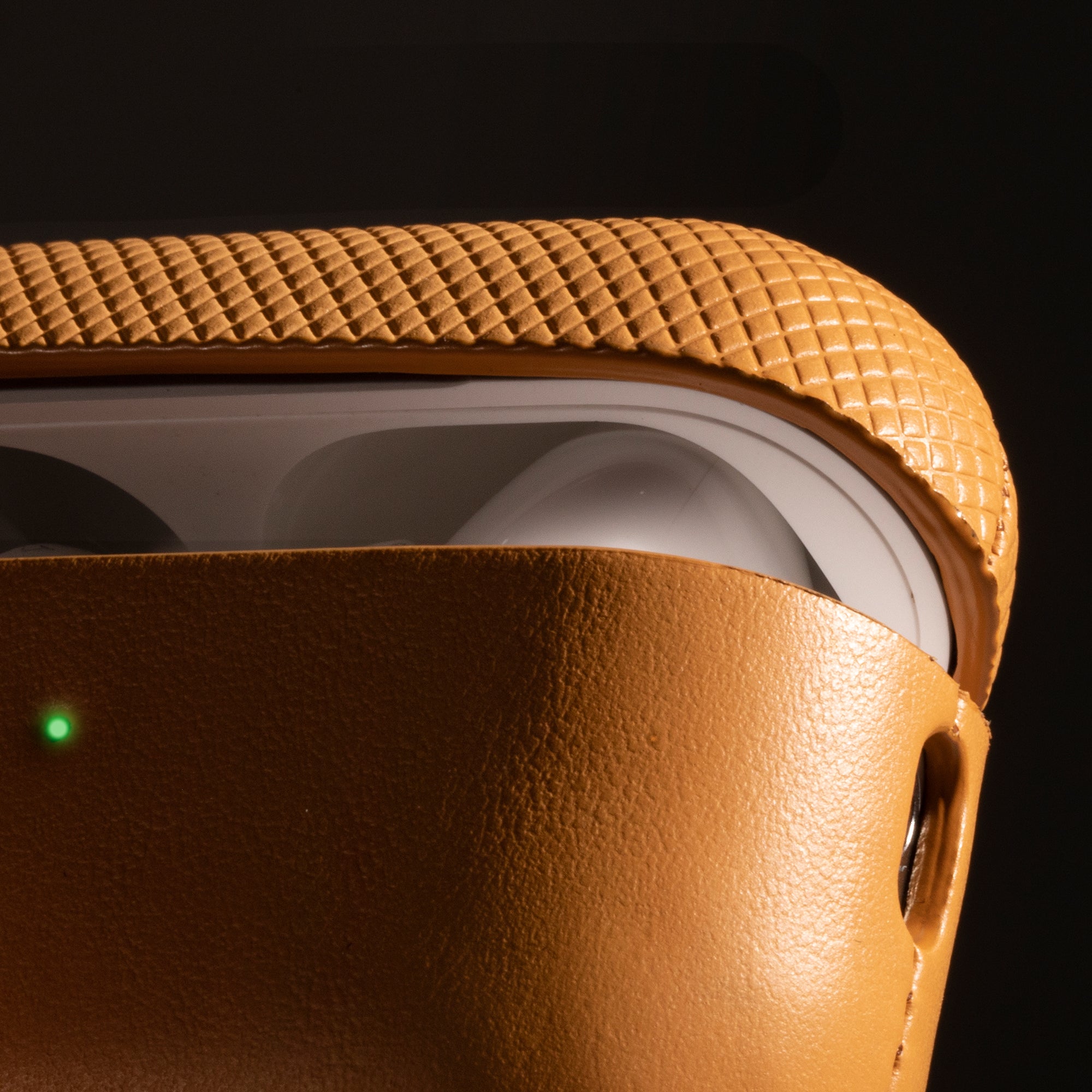 native-union-re-classic-case-airpods-pro-gen-1-2-tui-fin-en-mat-riau-v-g-tal-yat image 2