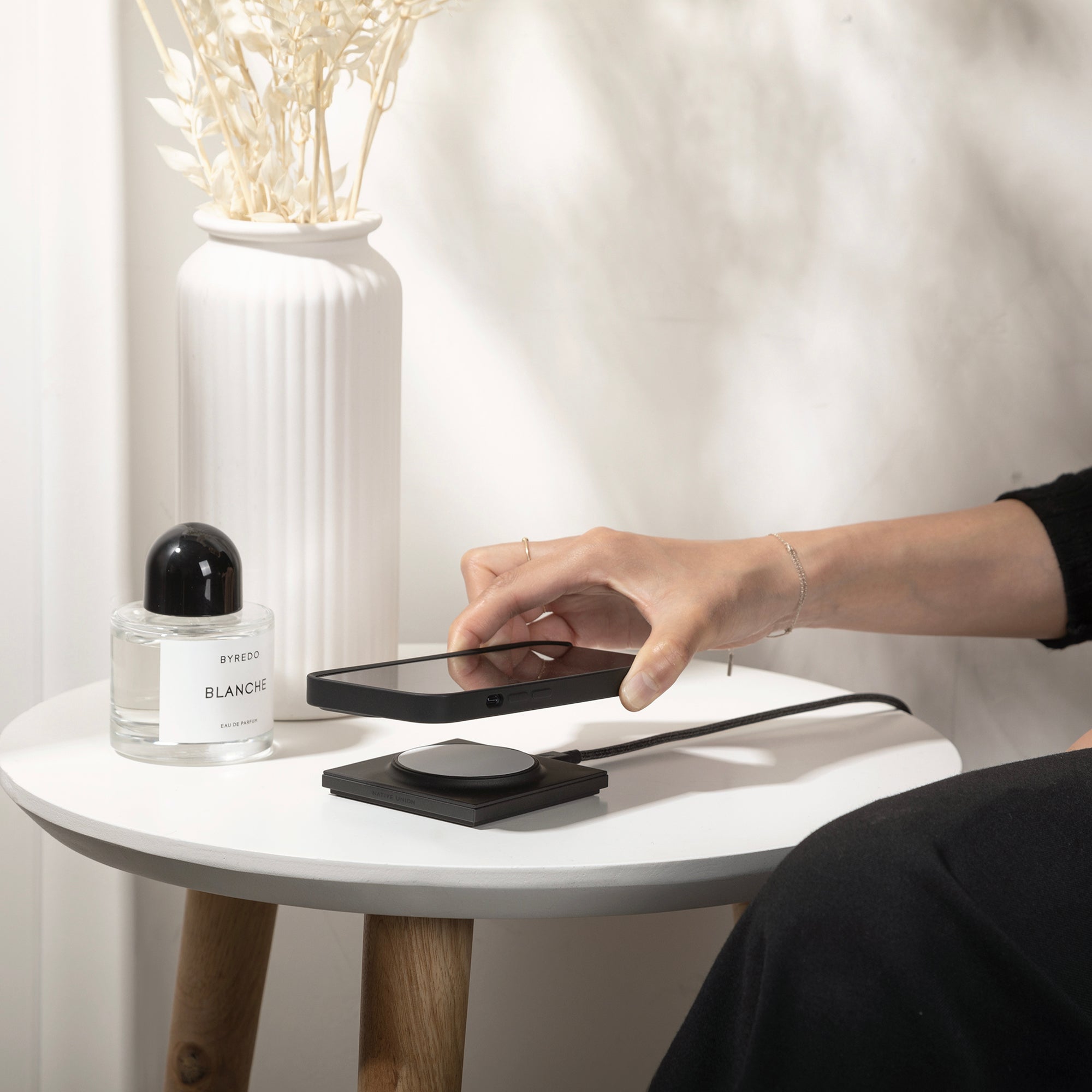 native-union-drop-magnetic-wireless-charger-chargeur-sans-fil-magsafe-7-5w-iphon image 3