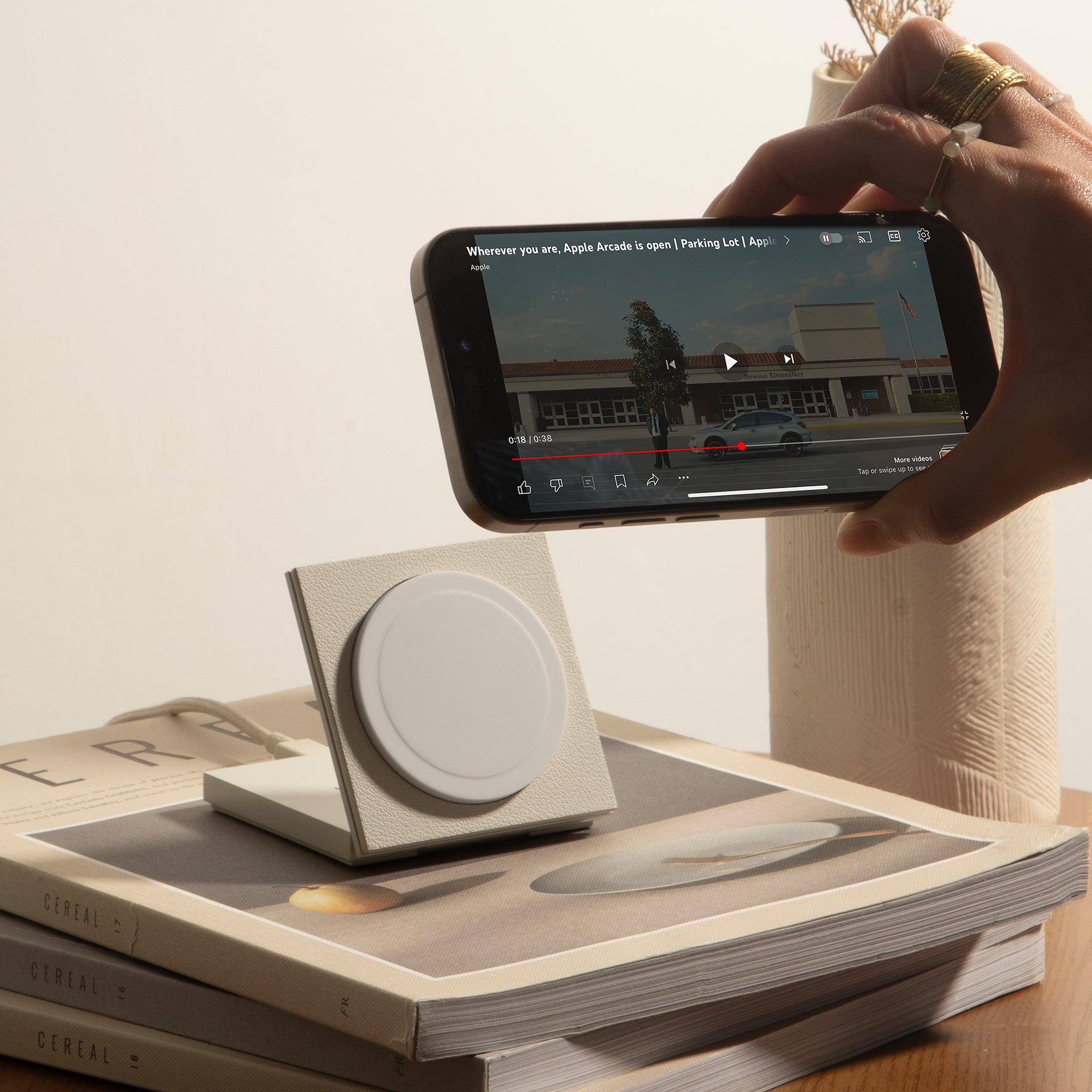 native-union-rise-magnetic-wireless-charger-chargeur-sans-fil-qi2-15w-pliable-ce image 2