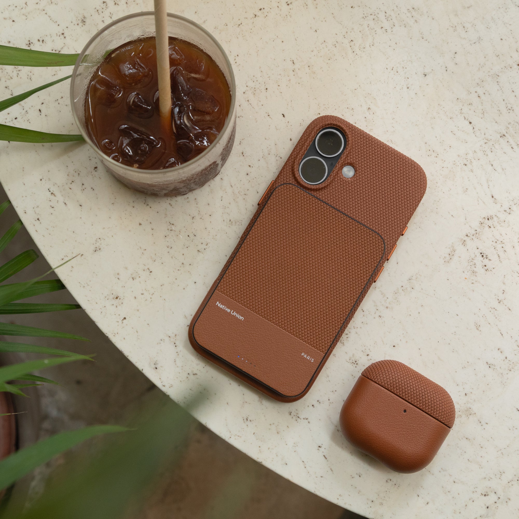native-union-re-classic-case-pour-airpods-4-tui-fin-en-cuir-v-g-tal-recycl-sans- image 8