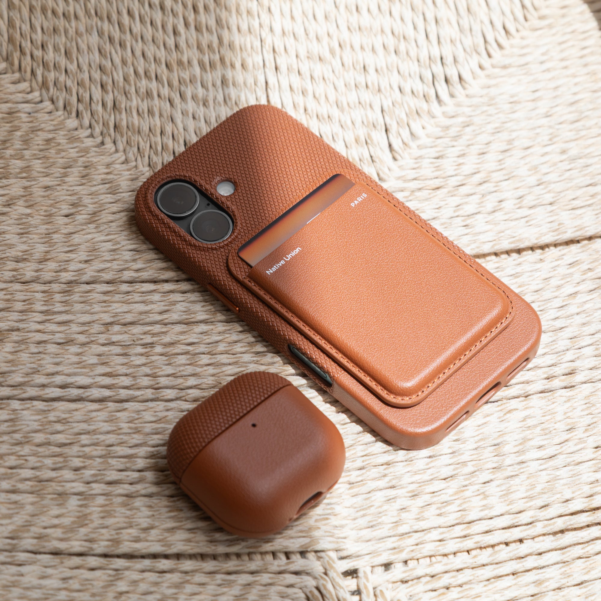 native-union-re-classic-case-pour-airpods-4-tui-fin-en-cuir-v-g-tal-recycl-sans- image 6